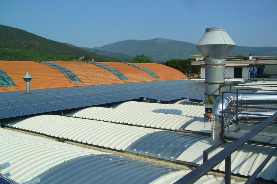 Tetti industriali fotovoltaici: la risposta al caro energia