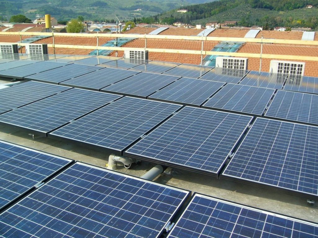 Tetti industriali fotovoltaici: la risposta al caro energia