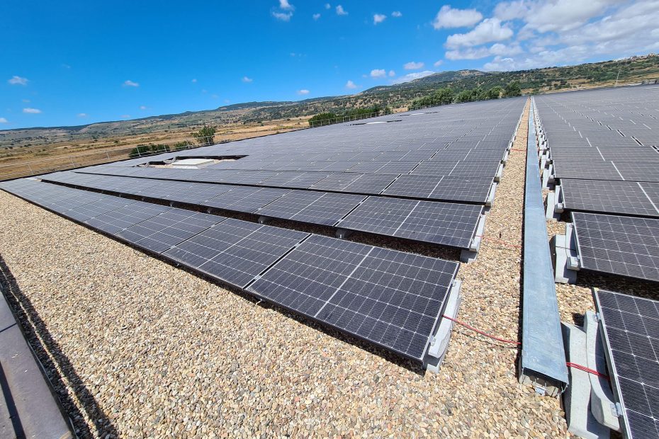 Il fotovoltaico vince su tempi e costi: confronto con nucleare e fossili
