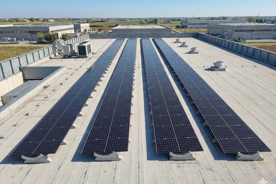 Efficienza e stabilità: il fotovoltaico su coperture industriali